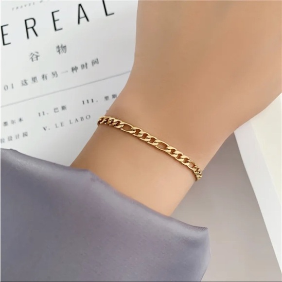 ⭐️ NEW 18k Gold Plated Figaro Chain Bracelet - Picture 6 of 7